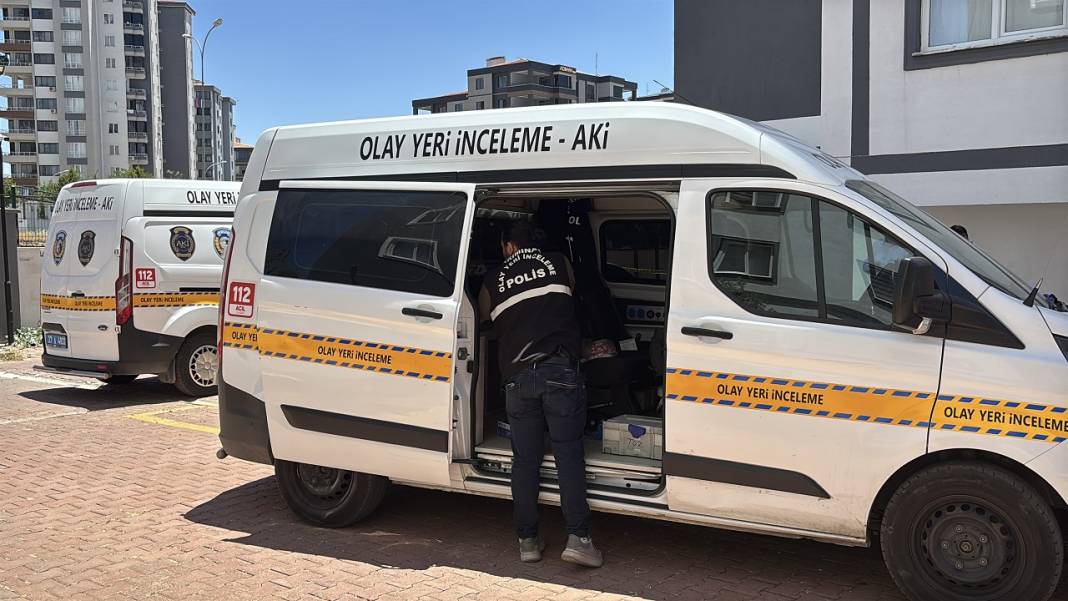 Kucağına aldığı bebeğiyle 8. kattan atladı! 1